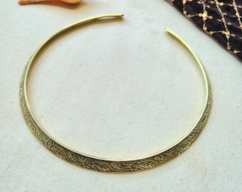 Schöne Rundhals Messing Halsbänder, AAA Qualität Messing, Makramee machen, Choker für Makramee, Messing Choker für Schmuck und Makramee machen.
