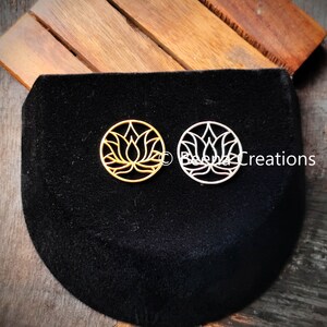 Colgante de latón con dije de loto, dijes de latón, dijes plateados, dijes de latón para macramé, dijes de latón para macramé y joyería, AAT45