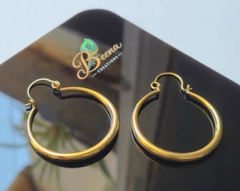 Pendientes de aro minimalistas de latón en forma de media luna, de 52 x 40 mm, con aros abiertos, lisos y redondeados.