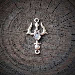 Dije de latón relleno de plata con piedra Trishul, relleno de plata, dijes de piedra, dijes de latón para macramé, dijes de latón para macramé y fabricación de joyas SSP3