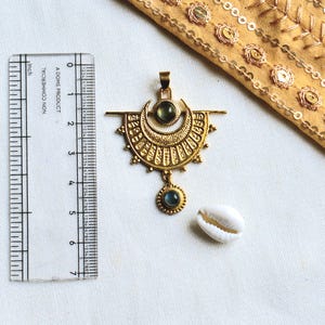 Puede incluir: Collar con colgante de oro con dise&ntilde;o de media luna y dos piedras preciosas verdes. El colgante mide aproximadamente 5 cm de largo.