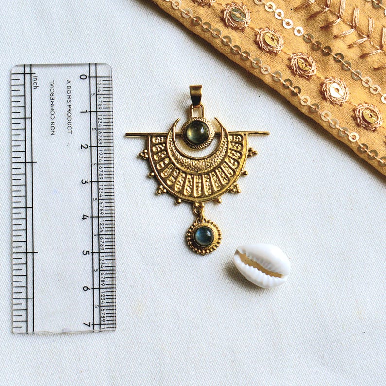 Puede incluir: Collar con colgante de oro con dise&ntilde;o de media luna y dos piedras preciosas verdes. El colgante mide aproximadamente 5 cm de largo.