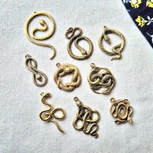 9 Stück Tribal Schlange Anhänger, attraktive Messing Charms Anhänger, Pendent für Schmuck und Makramee machen. SET 7