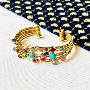Schöne Navratna Messing Stein Armband, Messing Armreif Ethnische Hand Armband, Navratna Edelstein Armband für Männer und Frauen.