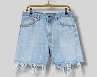 Pantalones cortos vaqueros Levi's 505 Cutoff vintage de los 90, talla W34 / Tiro alto, mezclilla lavada clara / Bajo deshilachado desgastado. Hechos en EE. UU.
