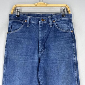 K&ouml;nnte beinhalten: Eine blaue Jeanshose im klassischen 5-Pocket-Stil. Die Jeans hat eine hohe Taille und ein gerades Bein.