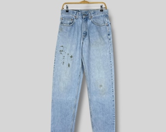 Jeans Levi's 550 de corte relajado estilo años 90, talla W29 L31 / Tiro alto, mezclilla de lavado claro / Jeans reconstruidos con salpicaduras de pintura muy desgastadas, talla 29