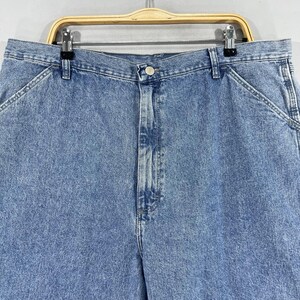 K&ouml;nnte beinhalten: Eine hellblaue Jeanshose mit Knopfleiste und zwei Vordertaschen.