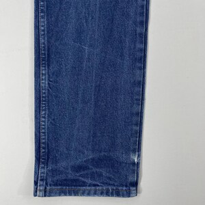 K&ouml;nnte beinhalten: Nahaufnahme des unteren Teils einer blauen Jeans. Die Jeans hat einen geraden Schnitt und eine klassische Passform.