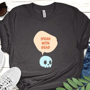 Spreek met dode spreuk shirt | Kerkers en draken spell shirt | DnD geestelijke shirt | D&D Dungeon Master-cadeau | Grappig DnD-T-shirt