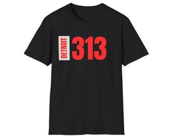 Könnte beinhalten: Schwarzes T-Shirt mit dem Text "DETROIT" in Weiß, vertikal in einem weißen Rechteck angeordnet, und der Zahl "313" in roter Schrift. Das T-Shirt hat einen Rundhalsausschnitt.