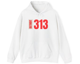Peut inclure: Sweat à capuche blanc avec une poche avant et un cordon de serrage. Le design présente le mot "DETROIT" dans un rectangle vertical, avec le numéro "313" en lettres rouges gras.