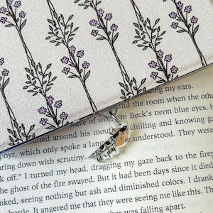 Lass uns Kindle Anhänger spielen | Bookish Charm, Buch-Liebhaber-Geschenk, Kindle Dust Plug, Kindle Zubehör, Bookish Zubehör, Spooky Reader, Dark Romance