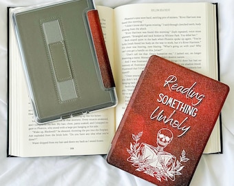 Reading Something Unholy Clear Kindle Case | Mörk romantik, Smut Reader