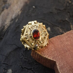 Garnet cleanses and re-energises the chakras. It revitalises, purifies and balances energy, bringing serenity or passion as appropriate. Inspires love and devotion. It activates and strengthens the survival instinct, bringing courage and hope.