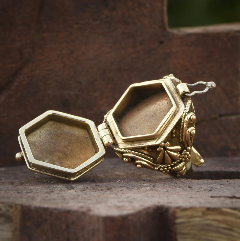 Hidden compartment for your secrets, herbs, medicine, catnip, perfume, and more.