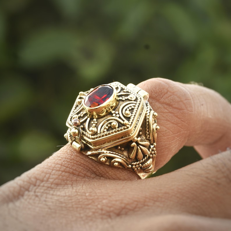 Hexagon Poisoner Ring - Side Design