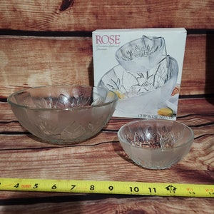 以下が含まれることがあります： バラのデザインが施された3段重ねのガラス製チップ＆ディップサーバー。サーバーは透明なガラス製で、フロスト仕上げになっています。箱には「ROSE 装飾的なエンボス加工ガラス製品」と記載されています。