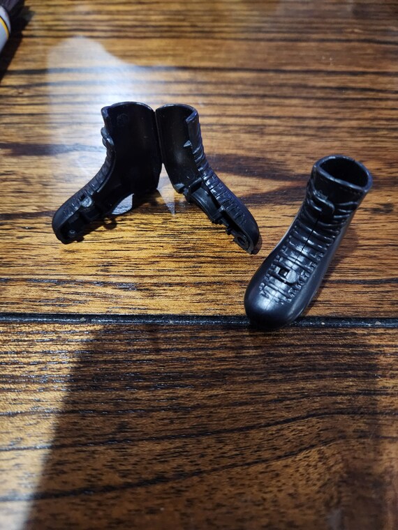 A** Zapatos Barbie MATTEL vintage de los años 60, botas negras con