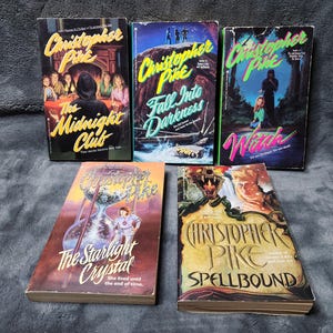 以下が含まれることがあります： クリストファー・パイクのヴィンテージ小説5冊のコレクション。「The Midnight Club」、「Fall Into Darkness」、「Witch」、「The Starlight Crystal」、「Spellbound」が含まれます。本の表紙には、鮮やかな色とゴシック様式のテーマのイラストが描かれています。