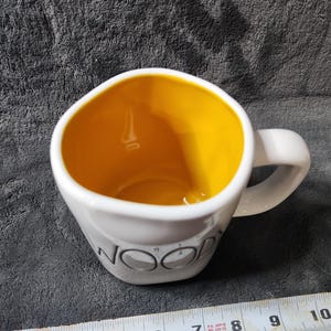 BC* Disney Toy Story Woody Rae Dunn de Magenta WOODY taza de café Letras negras imagen 6