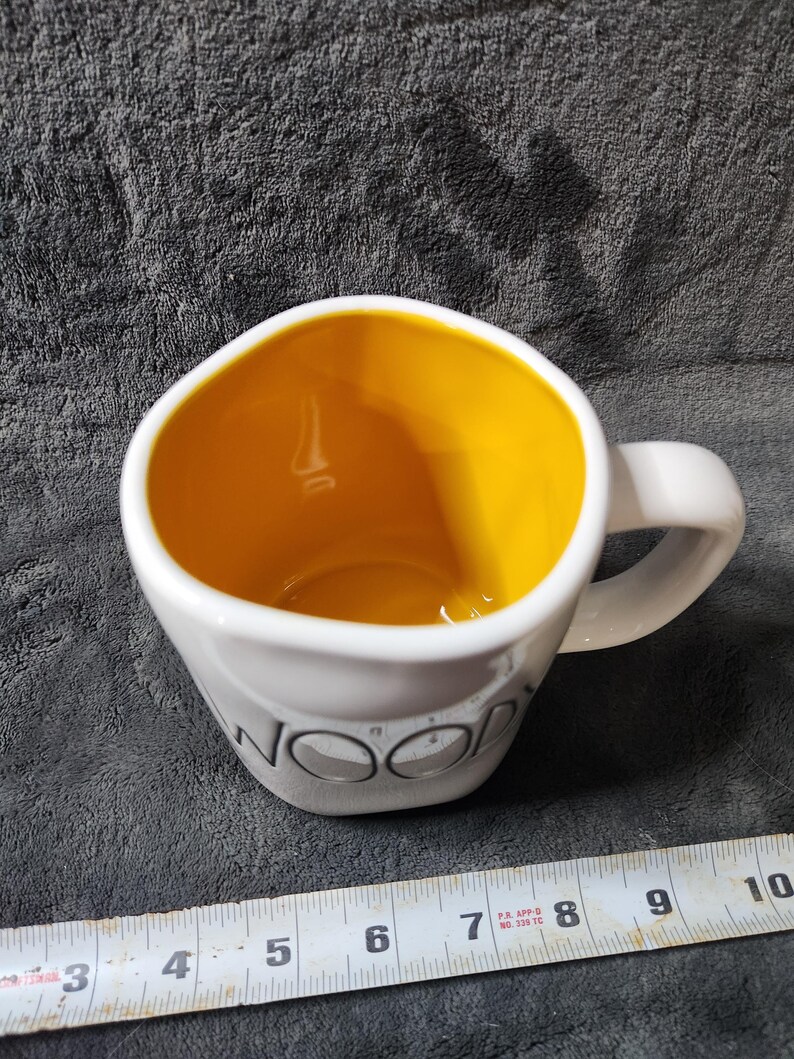 BC* Disney Toy Story Woody Rae Dunn de Magenta WOODY taza de café Letras negras imagen 6