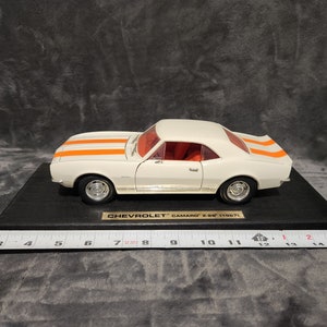 J * Vintage 1967 ERTL American Muskel 1/18 Chevrolet Camaro Z28 Weiß mit orangen Streifen