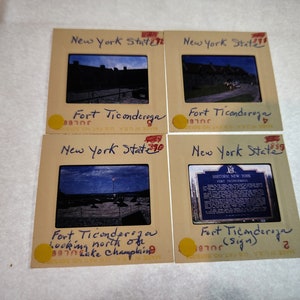 Può includere: Quattro diapositive vintage di Fort Ticonderoga nello stato di New York. Le diapositive sono etichettate con la posizione e la data. Le immagini mostrano il forte da diverse angolazioni, tra cui una vista del forte dal lago Champlain.