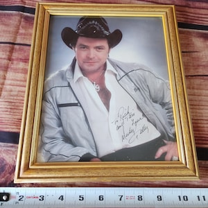 Cuadro vintage autografiado de Mickey Gilley enmarcado