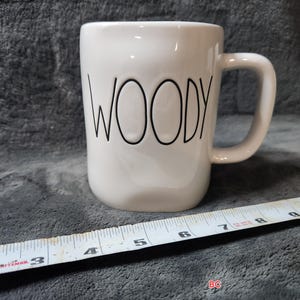 Puede incluir: Un juego de tres tazas de cer&aacute;mica con un acabado moteado y mate. Las tazas son en tonos crema, gris claro y gris oscuro. Cada taza tiene un dise&ntilde;o simple y minimalista y un asa redondeada.