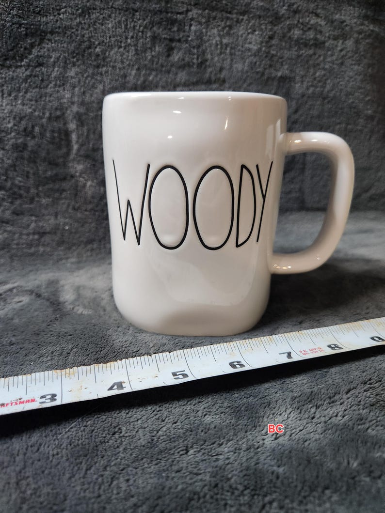 Puede incluir: Un juego de tres tazas de cer&aacute;mica con un acabado moteado y mate. Las tazas son en tonos crema, gris claro y gris oscuro. Cada taza tiene un dise&ntilde;o simple y minimalista y un asa redondeada.