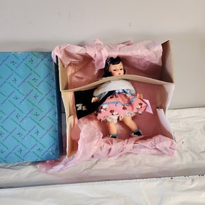 Vintage 8&quot; 1994 Madame Alexander Doll, Wendy Loves School, MIB met standaard, tas en trui