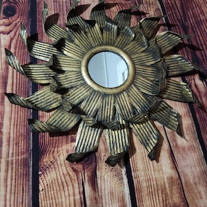 Specchio vintage a forma di occhio di strega in metallo, stile Art Nouveau di metà secolo, a forma di petalo, con fiore a raggiera