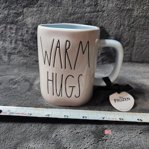 K&ouml;nnte beinhalten: Ein Set aus drei Keramikbechern mit gesprenkelter, matter Oberfl&auml;che. Die Becher sind in den Farbt&ouml;nen Creme, Hellgrau und Dunkelgrau gehalten. Jeder Becher hat ein schlichtes, minimalistisches Design, perfekt f&uuml;r Kaffee oder Tee.