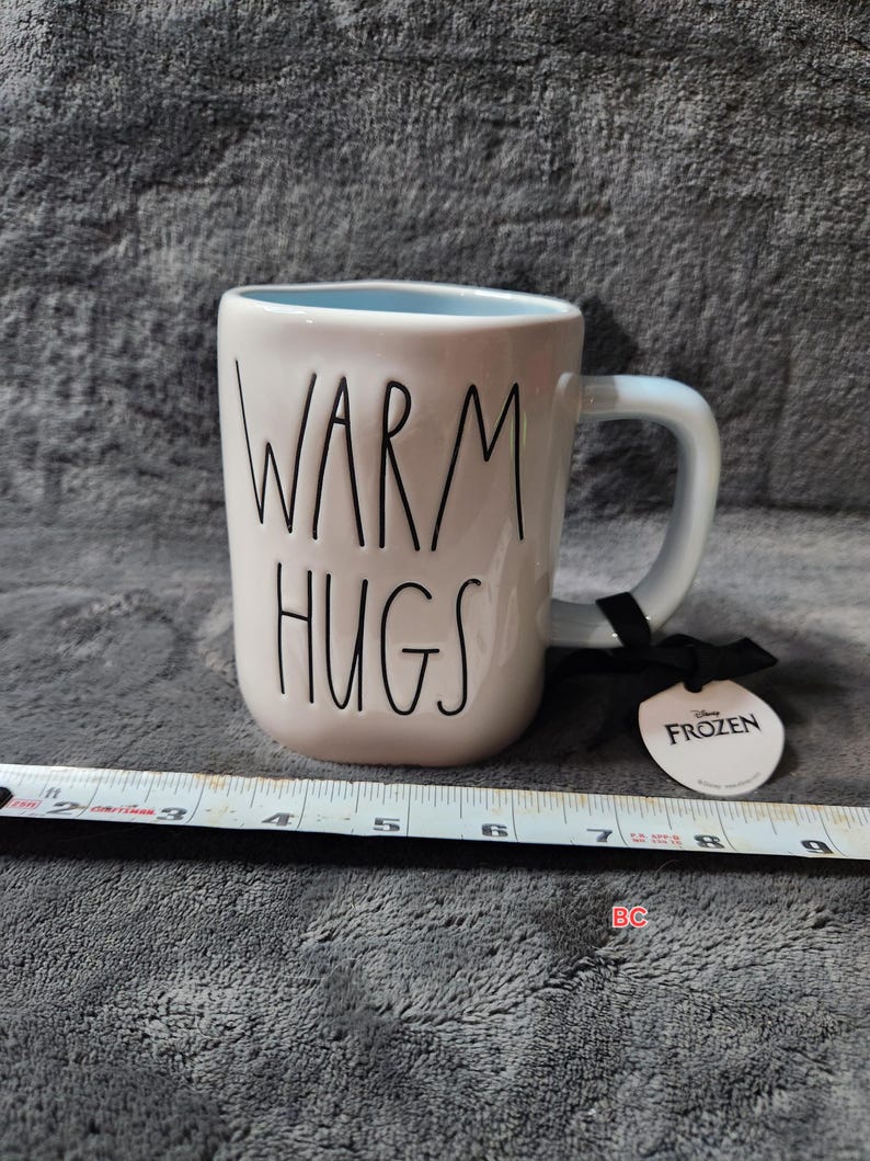 K&ouml;nnte beinhalten: Ein Set aus drei Keramikbechern mit gesprenkelter, matter Oberfl&auml;che. Die Becher sind in den Farbt&ouml;nen Creme, Hellgrau und Dunkelgrau gehalten. Jeder Becher hat ein schlichtes, minimalistisches Design, perfekt f&uuml;r Kaffee oder Tee.