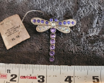 Broche o broche vintage NOS de 2" con forma de libélula de diamantes de imitación plateados y morados.