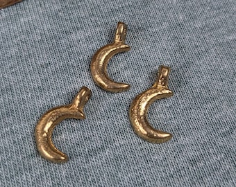 Pingente de latão pequena lua #66 para fazer joias de macramê / 9 mm x 16 mm / acessórios de macramê / joias de latão