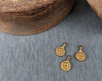 Pingente de latão pequeno sol #53 para fazer joias de macramê / 14 mm X 9 mm / Acessórios para macramê / Joias de latão