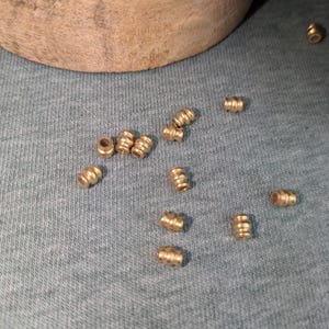 Kort räfflad pärla 4,7 mm * 4,3 mm för smyckestillverkning, makramésmycken / makramétillbehör / mässingsmycken