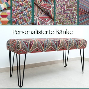 Op de afbeelding: Een bank met een geometrisch patroon in rood, blauw, groen en geel, ondersteund door zwarte haarspeldpoten. De bank is rechthoekig en heeft een gecapitonneerd ontwerp. De afbeelding toont ook stofstalen met verschillende geometrische patronen. De tekst op de afbeelding luidt "Personalisierte Bänke".