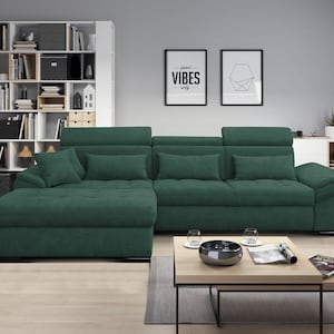 Könnte beinhalten: Ein dunkelgrünes Ecksofa mit einer Chaiselongue. Das Sofa hat eine gesteppte Rückenlehne und Armlehnen. Das Sofa steht in einem Wohnzimmer mit einem Couchtisch und einem Bücherregal.