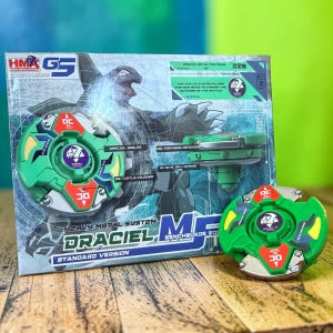 Pu&ograve; includere: Un set di giocattoli Draciel M Benchblade 201 verde e rosso. La scatola presenta una grafica di una creatura e il testo "Heavy Metal System Draciel M Benchblade 201 Standard Version". Il set include un top verde e rosso e un lanciatore verde.