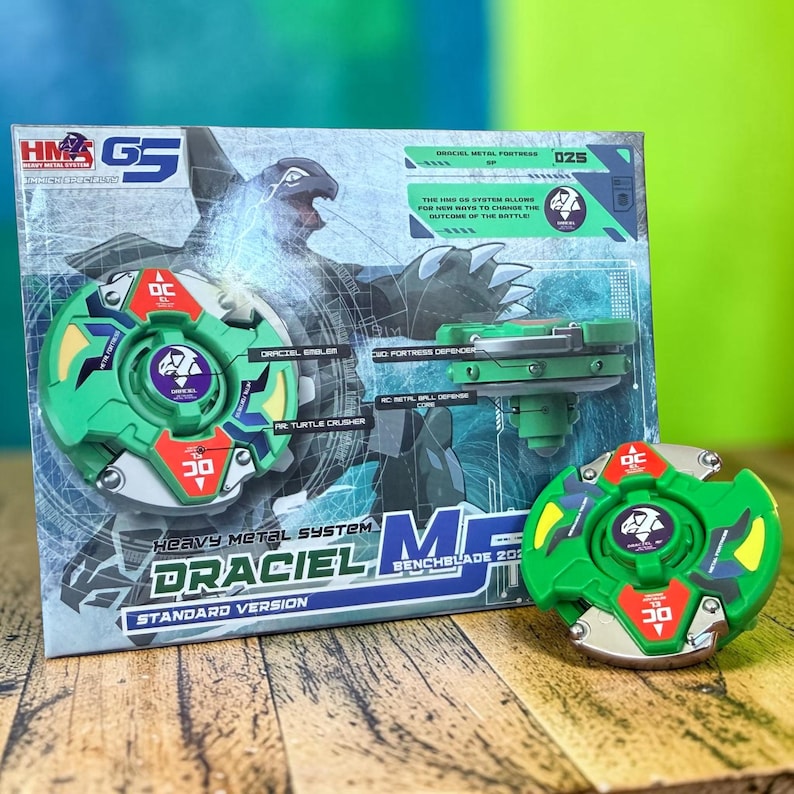 Pu&ograve; includere: Un set di giocattoli Draciel M Benchblade 201 verde e rosso. La scatola presenta una grafica di una creatura e il testo "Heavy Metal System Draciel M Benchblade 201 Standard Version". Il set include un top verde e rosso e un lanciatore verde.
