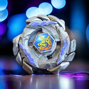 Könnte beinhalten: Ein silbernes und blaues Kreiselspielzeug mit detailliertem Design. Die Mitte zeigt ein blaues Sechseck mit einer gelben und orangefarbenen Fabelwesen. Die Oberseite hat ein strukturiertes, metallisches Aussehen mit blauen und violetten Akzenten.