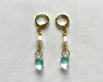 Złote kolczyki typu „huggie” z perłą i zawieszką w kształcie łezki – delikatne, minimalistyczne kolczyki wiszące – opcje personalizacji