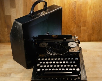 Rare 1930s Royal Portable Model "P" Typewriter with Case  Typewriter in  good Working Condition