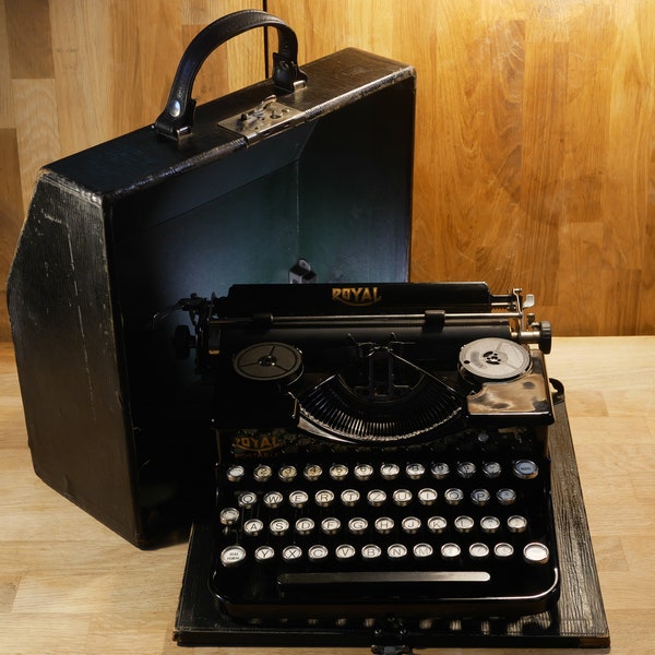 Rare 1930s Royal Portable Model "P" Typewriter with Case  Typewriter in  good Working Condition