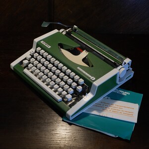 OLYMPIA TRAVELLER de Luxe Vintage Green Typewriter 70s Working condition Made in Western Germany Typewriter with case Condition like new