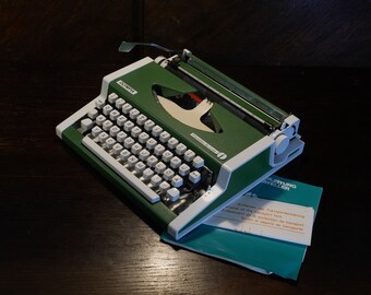 OLYMPIA TRAVELER de Luxe Vintage grüne Schreibmaschine aus den 70er Jahren. Funktionierender Zustand. Hergestellt in Westdeutschland. Schreibmaschine mit Koffer. Zustand wie neu