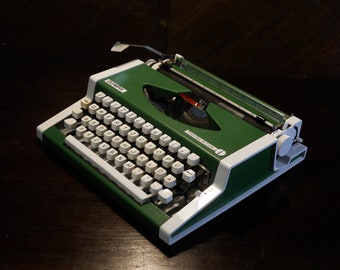 OLYMPIA TRAVELLER de Luxe Vintage Green Typewriter 70s Working condition Made in Western Germany Manual Typewriter with case Birthday gifts